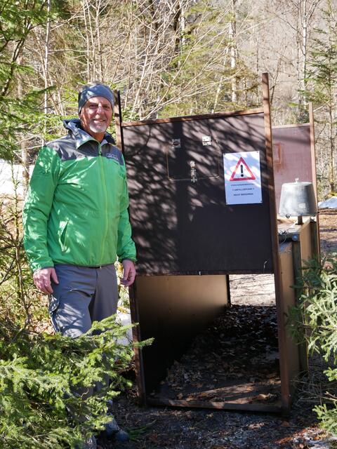 Nationalpark Direktor Volkhard Maier bei der Inspektion der Kastenfalle. | Foto: Sandra Kraushofer