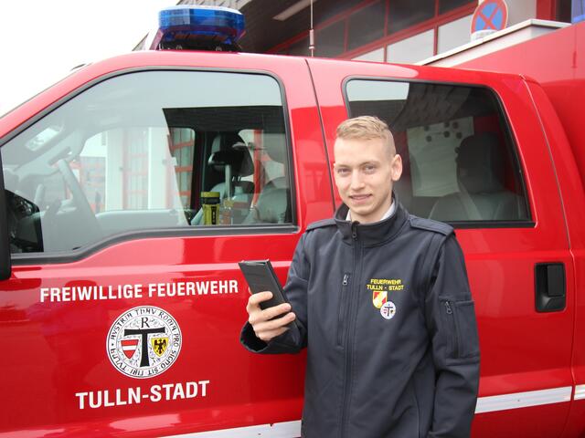 Benjamin Rosenstingl von der Freiwilligen Feuerwehr Tulln-Stadt beim Lesen der "meinbezirk espresso" App. | Foto: Foto: Ingo Blaha