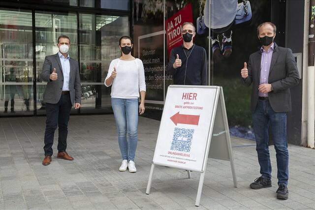 Vizebürgermeister Johannes Anzengruber freut sich mit Christian Müller und Klara Müller (beide Apotheke Boznerplatz) und WK-Bezirksobmann Franz Jirka (v.r.) über das neue Test-Angebot im Innsbrucker Zentrum. | Foto: Die Fotografen