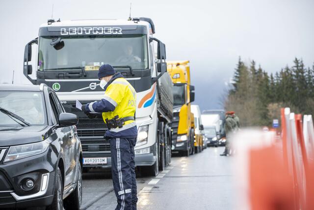 Corona Test Kontrollen Ausreise in Radstadt. | Foto: Land Salzburg / Neumayr – Leopold