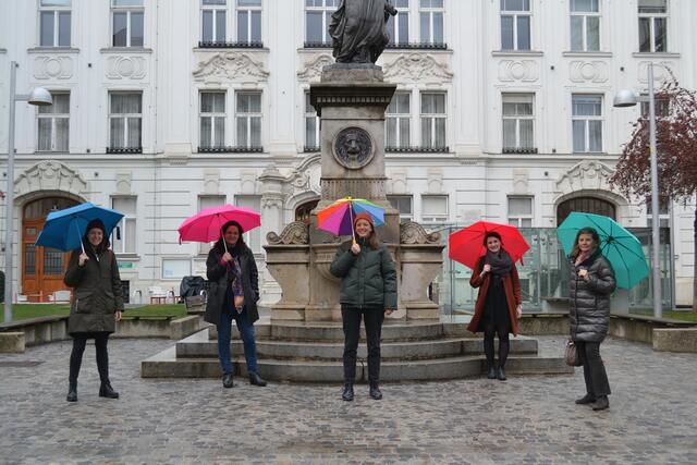 Azra Dizdarevic (Grüne), Birgit Kleinlercher (NEOS), Lena Köhler (Grüne), Sabine Eisenführer (SPÖ) und Renate Kaltenegger (ÖVP) trafen sich anlässlich des Internationalen Frauentags am Schlesingerplatz. | Foto: Frauen-Arbeitsgruppe Josefstadt