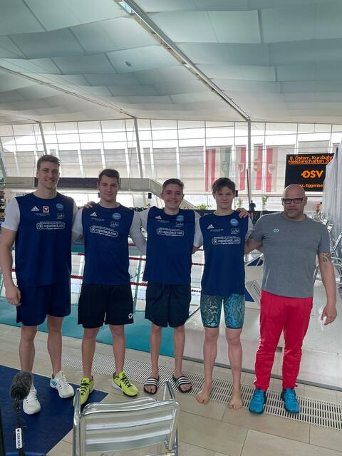 Spittals Schwimm-Asse: Heiko Gigler, Christopher Stirling, Mark Horvath, Leon Trattler mit Trainer Alex Deblaise. | Foto: SV FK Spittal