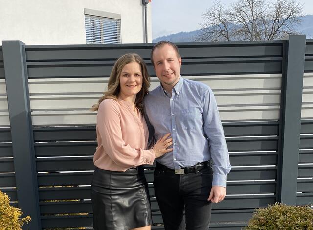 Andreas Kos mit seiner Lebenspartnerin Sabrina Broman, die ebenfalls im Bestattungsunternehmen tätig ist. | Foto: Privat