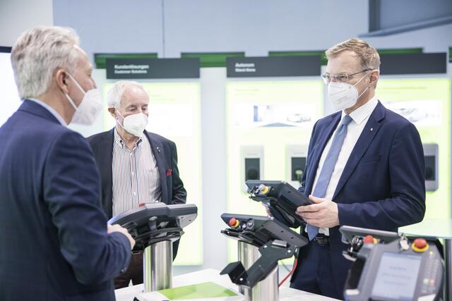 KEBA-CEO Gerhard Luftensteiner, Aufsichtsrat Karl Kletzmair mit Landeshauptmann Thomas Stelzer (von links). | Foto: Mayrhofer