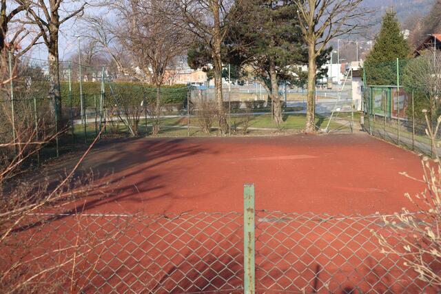 Der desolate Sportplatz Ursulinenpark muss rückgebaut werden. Für eine Sanierung fehlen aktuell die Budgetmittel. | Foto: IKM