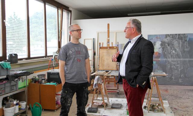 Maler Stefan Kreiger (l.) aus der Stadt Salzburg nützt bereits ein Landesatelier. Landeshauptmann-Stellvertreter Heinrich Schellhorn (r.) will damit Unterstützung für Künstlerinnen und Künstler sicherstellen. | Foto: Land Salzburg/Melanie Hutter