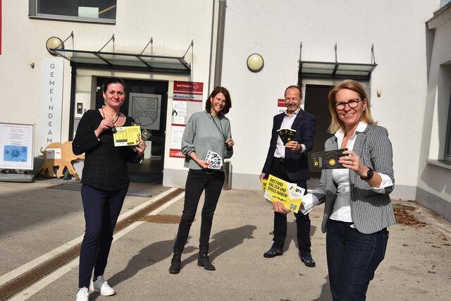 Manuela Müllner und Edith Schuller (1. und 2. links) mit Amtsleiter Franz Hacker und Bürgermeisterin Natascha Matousek. | Foto: baden-media.at