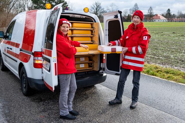 Eva Stegmüller (rechts) mit einer Kollegin beim Einsatz für Essen auf Rädern. Täglich liefert die 75-Jährige Mittagessen aus. Nun ist sie für den Ehrenamtspreis "Florian" nominiert. | Foto: RK Ried