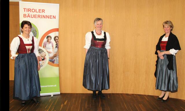 Die neue Landesbäuerin Helga Brunschmid mit ihrer Stellvertreterin Andrea Lechleitner (re.) und ihrer Vorgängerin Resi Schiffmann. | Foto: LK Tirol