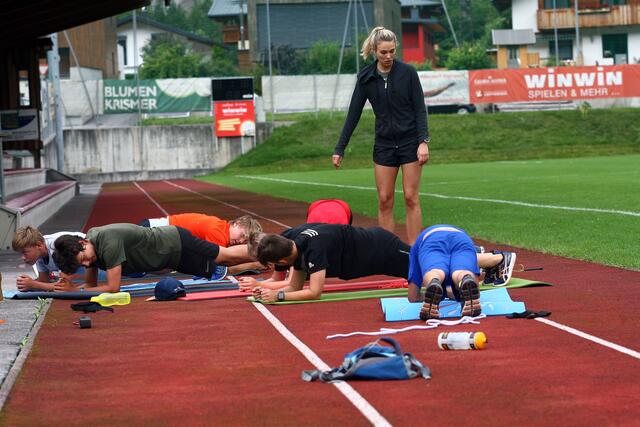 Die KaderläuferInnen beim Sommer-Training 2020 am Sportplatz in Zams | Foto: Toni Zangerl