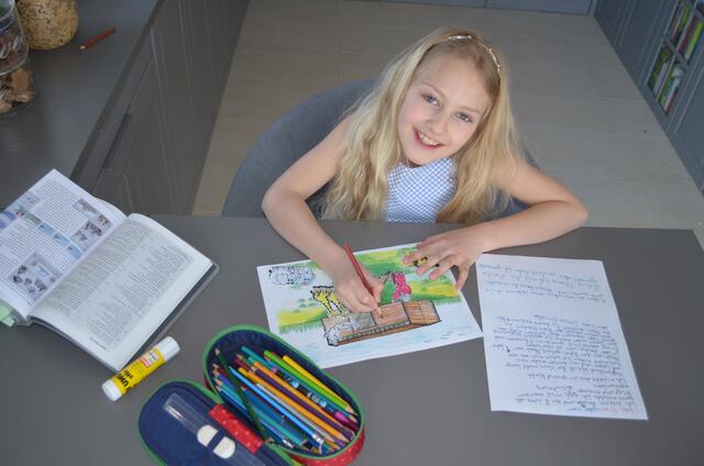 Die kleine Emilia malte und schrieb Briefe für die Bewohner einer Pflegeeinrichtung. | Foto: ©jw.org 