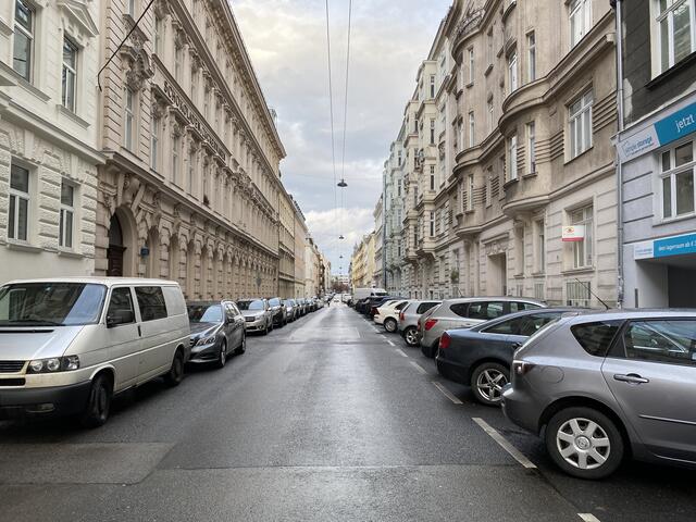 Die Weyringergasse ist mit ihren 570 Metern die längste unbegrünte Nebenstraße im 4. Bezirk. Das könnte sich bald ändern. | Foto: Barbara Schuster