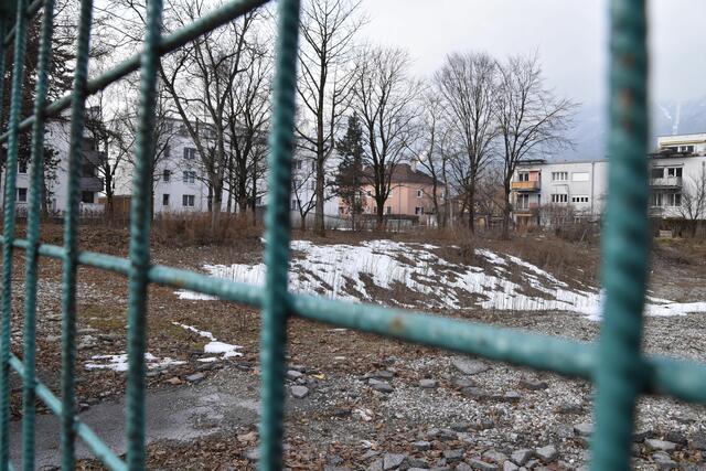 Noch immer liegt das Areal des alten Integrationshauses brach. Im Herbst 2021 soll aber der Spatenstich gefeiert werden.