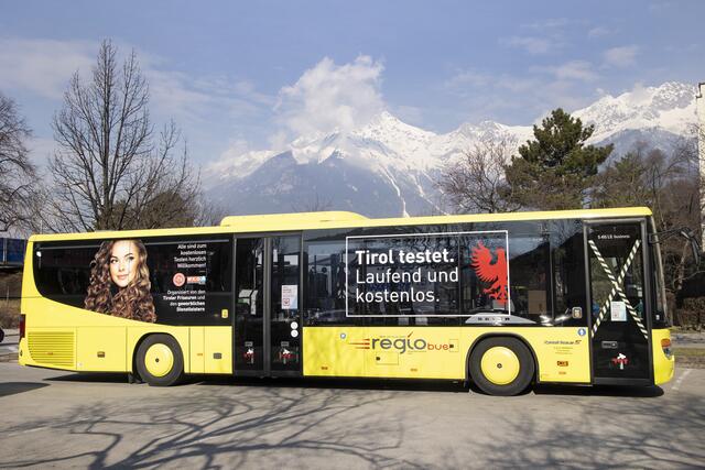 Der Test-Bus des Ärztezentrums Telfs wird in den kommenden eineinhalb Wochen an verschiedenen Standorten in Tirol Station machen und kostenlose Antigentests anbieten.