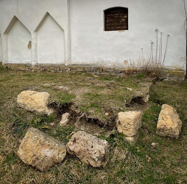 Die zerstörte Mauer.