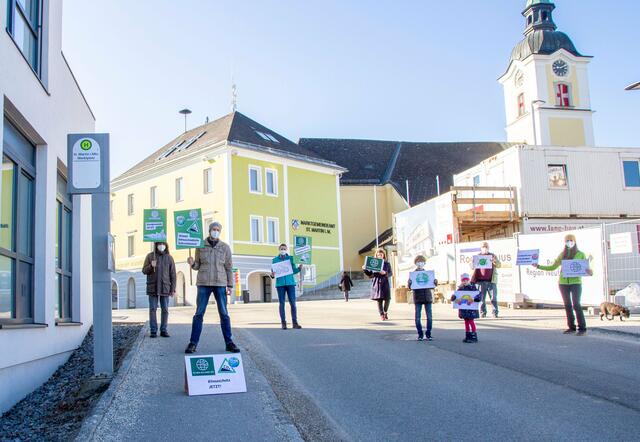  St. Martiner-Mitglieder der Klima-Allianz Oberösterreich rufen auf Plakttafeln die O.Ö. Landesregierung auf sich stärker für den Klimaschutz zu engagieren.  | Foto: Michael Wöss