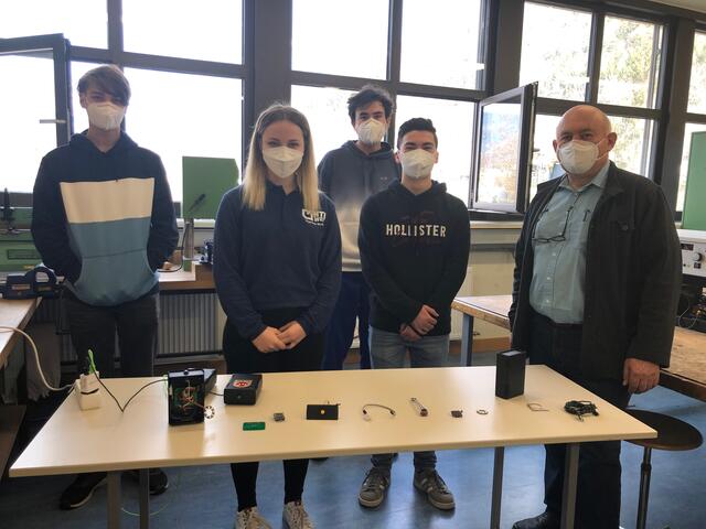 Mit dabei im "Air Smiley"-Team: Paul Breger, Theresa Meißl, Moritz Friedl, Simon Abesleiter und Lehrer Wolfgang Höllerbauer (v.l.). | Foto: NdC