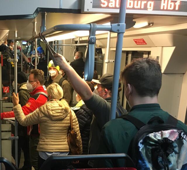 Dicht gedrängt stehen die Pendler in den Frühzügen der Lokalbahn. | Foto: Mario Scheiber