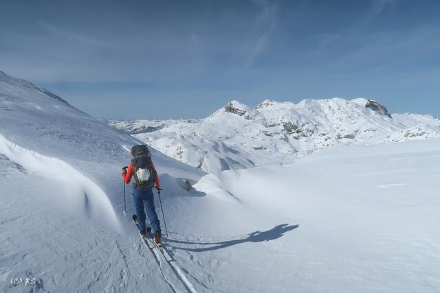 Die "Anreise" zum Höhleneingang erfolgte per Tourenski.