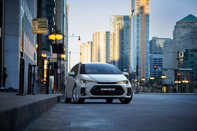 Wem der Suzuki Swace bekannt vorkommt: Ja, er ähnelt optisch und bautechnisch dem Toyota Corolla Hybrid Touring Sports.