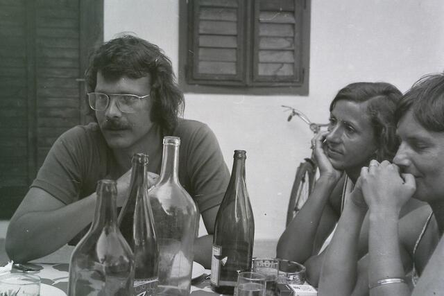 Der Grazer Autor Gerhard Roth entspannt sich am Rande der Festwiese. | Foto: Eduard Sauerzopf und  Peter Sattler