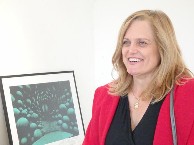 Obfrau Petra Werkovits, hier bei einer Aussstellungseröffnung, ist schon 13 Jahre lang im Dienst des Vereines. | Foto: Eduard Sauerzopf und  Peter Sattler