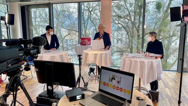 Bei der Pressekonferenz im Congress Haus informierten Abteilungsvorstand der Sozialsabteilung Patrick Pfeifenberger (l.), Sozialstadträtin Anja Hagenauer und Sozialamts-Leiterin Renate Szegedi-Staufer (r.) über das neue Sozialunterstüzungsgesetz.  | Foto: Stadt Salzburg/A. Killer