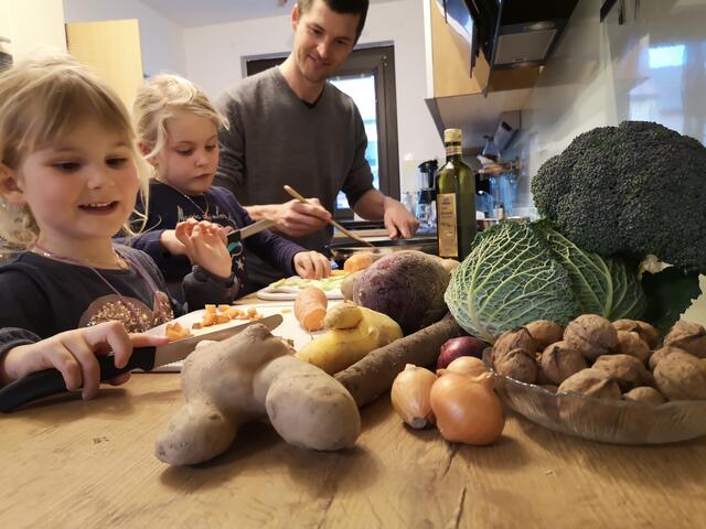 Michael Tüchler beim Kochen mit seinen beiden Töchtern Livia und Lena. | Foto: privat