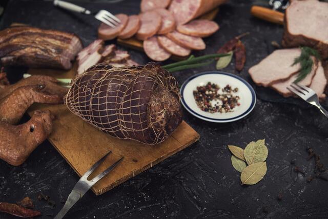 Noch ist Fastenzeit, aber die Vorfreude auf eine ausgiebige Osterjause ist bereits groß. Für viele ist es am Karsamstag dann soweit. | Foto: Panther Media_olinchuk
