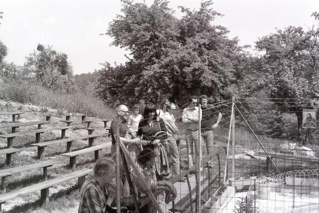 Jandl und Mayröcker beim Rasenkreuz in Eisenberg | Foto: Eduard Sauerzopf und  Peter Sattler