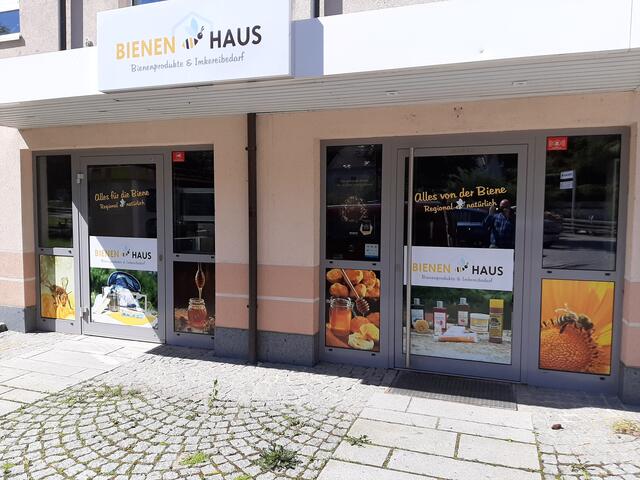 Das Bienenhaus in Haibach 80 in Freinberg hat am Freitag (17 bis 20 Uhr) und Samstag (8 bis 12 Uhr) geöffnet. | Foto: Bienenhaus