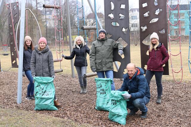Hui statt Pfui 2021: Die BezirksRundschauer haben im Braunauer Naherholungsgebiet zsammgeräumt: Vanessa Ammerstorfer, Katharina Bernbacher, Barbara Ebner, Raimund Buch, Gerhard Pichlmair und Petra Höllbacher (v. li.). | Foto: Höllbacher