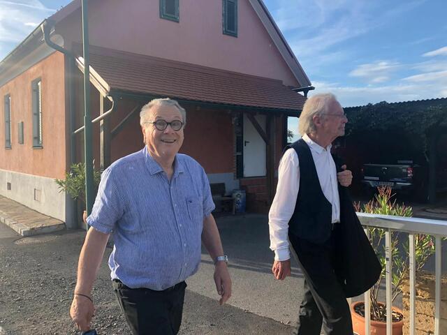 Peter Sattler und Peteddr Handke gehen am Sinopolihaus vorbei. | Foto: Eduard Sauerzopf und  Peter Sattler
