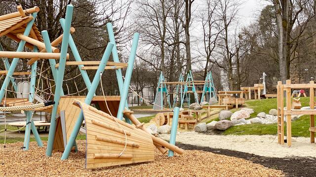 Der Wasserspielplatz im Volksgarten wurde erneuert und wartet mit einem Hochseilgarten auf die jungen Abenteurer.