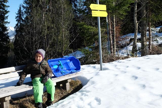 Klemens kann es kaum erwarten, bis er mit seinen Assistentinnen Regina und Vanessa wieder neue Abenteuer erleben darf. | Foto: Lebenshilfe Tirol