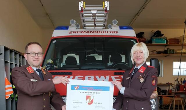 Kommandant Michael Grimmer mit Daniela Lehner (Beauftragte für den Feuerwehr-Medizinischen-Dienst). | Foto: FF Erdmannsdorf
