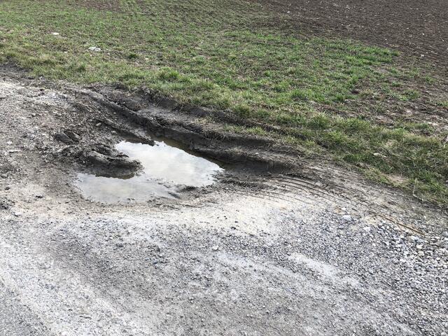 Das Bankett ist mit tiefen Löchern übersät. | Foto: Karl Pufler