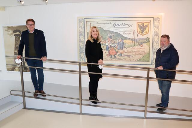 Ausstellung „Sommerfrische in Hartberg“: Sammler Gerald Ganotz, Rita Schreiner (Kuturreferat) und Bgm. Marcus Martschitsch (v.r.). | Foto: Alfred Mayer