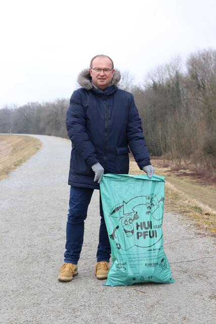 Bürgermeister Johannes Waidbacher mag seine Stadt lieber "Hui" statt "Pfui". Wegen der Corona-Pandemie läuft die Aktion heuer bis in den Herbst. | Foto: höll