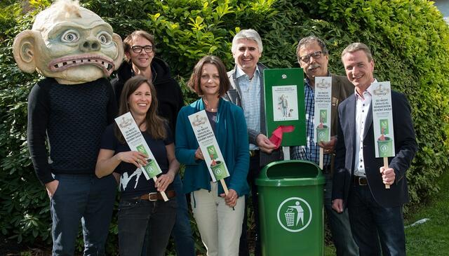 Hundekot war auch 2017 ein Thema: Christina Skupien (Tierschutzverein für Tirol), Martin Mölgg (Land Tirol), Vizebürgermeisterin Sonja Pitscheider, Alexander Würtenberger (ATM-Projektleiter), Stadtrat Gerhard Fritz, Vizebürgermeister Christoph Kaufmann (v. l.) posierten mit Kampagnenmaskottchen „Grauslig“.  | Foto: IKM