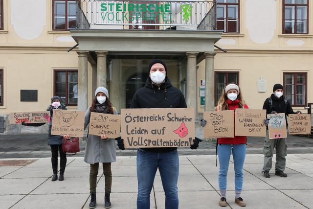 Protest von Aktivist*innen des Verein Gegen Tierfabriken (VGT.at) vor der ÖVP-Zentrale in Graz.