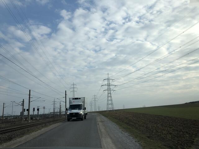 Wie man sieht: neben dem Kleinlaster ist kein Platz für ein zweites Auto am Asphalt. | Foto: Karl Pufler