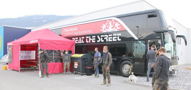 Testbus in Weer für den Ausreisetest aus dem Bezirk Schwaz.  | Foto: Fotos: Walpoth