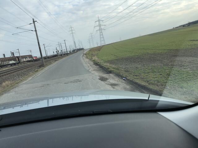 Zwischen dem Verschiebebahnhof und den Feldern ist die Straße nur 4,60 Meter schmal. | Foto: Karl Pufler