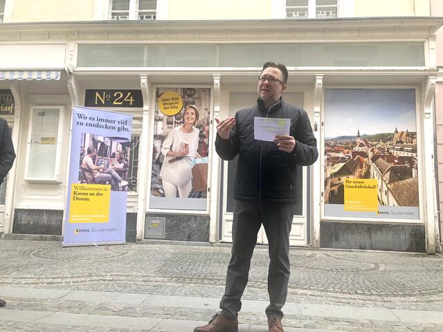 Stadtmarketing-Leiter Horst Berger stellt vor dem ehemaligen Bipa-Lokal in der Oberen Landstraße das Vermarktungspaket vor. | Foto: sg
