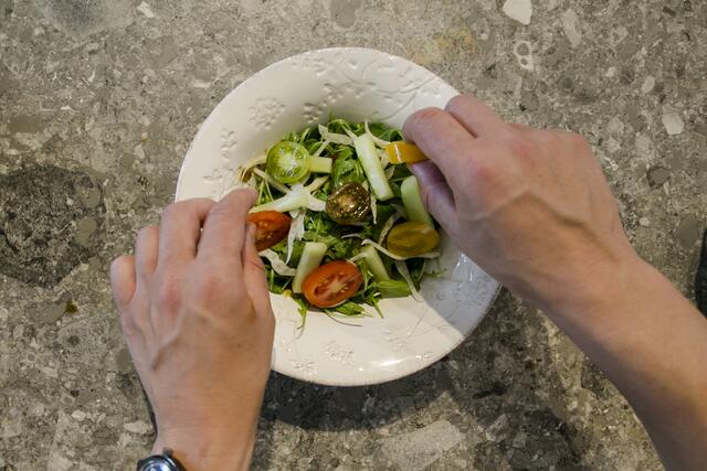 Frühlingshafter Salat | Foto: TARGET GROUP Verlag / Jan Hetfleisch