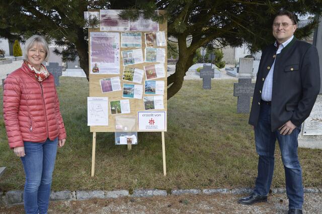 Barbara Hofwimmer (Pastoralassistentin kath. Pfarre Vöcklabruck) und Markus Lang (evangelischer Pfarrer in Vöcklabruck) bei der Station Nr. 6 des ökumenischen Weges durch die Fastenzeit am Friedhof Schöndorf. | Foto: Pfarre Vöcklabruck