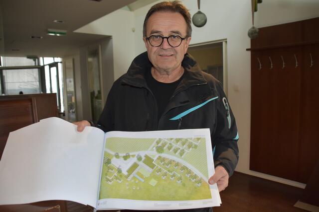 Josef Wiesler präsentiert die Pläne zur Erweiterung der Wohnothek. | Foto: Michael Strini