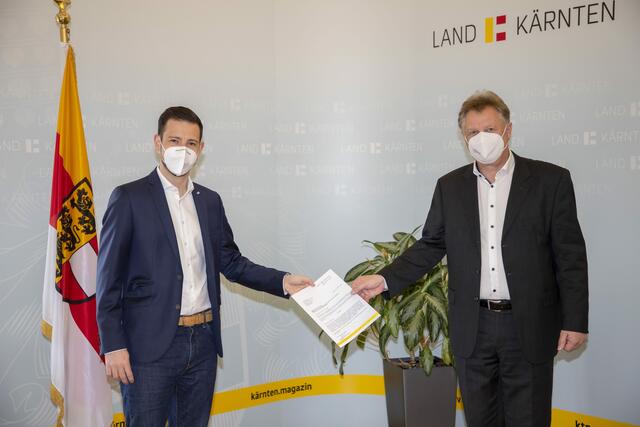 Hermagors Vizebürgermeister Leopold Astner (rechts) erhielt die Förderzusage von Landesrat Sebastian Schuschnig.