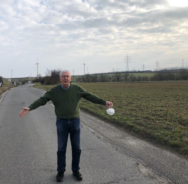 Helmut Freiler zeigt, wie schmal die Straße Am Verschiebebahnhof ist. | Foto: Karl Pufler